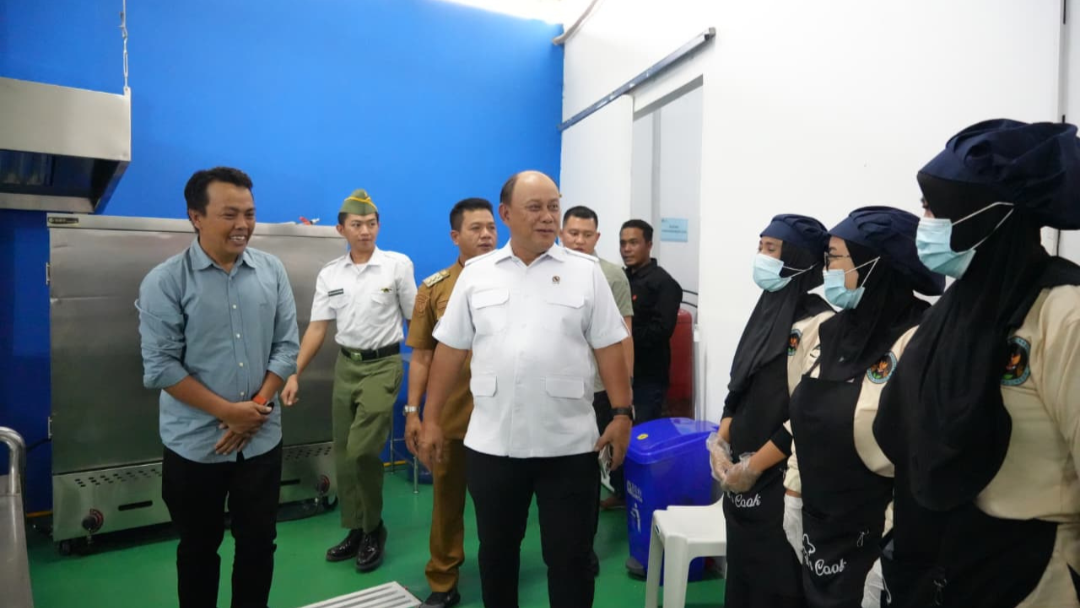 Dorong Ekonomi Rakyat melalui MBG, Kepala BGN Langkat Pantau SPPG di Bandung